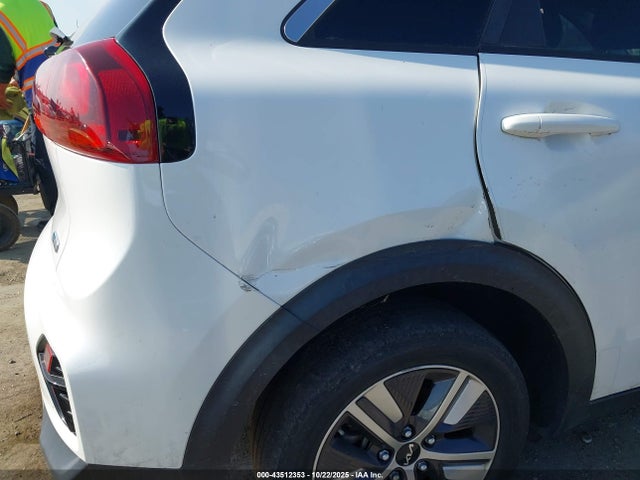 KNDCB3LC8N5540818 KIA Niro Lxs