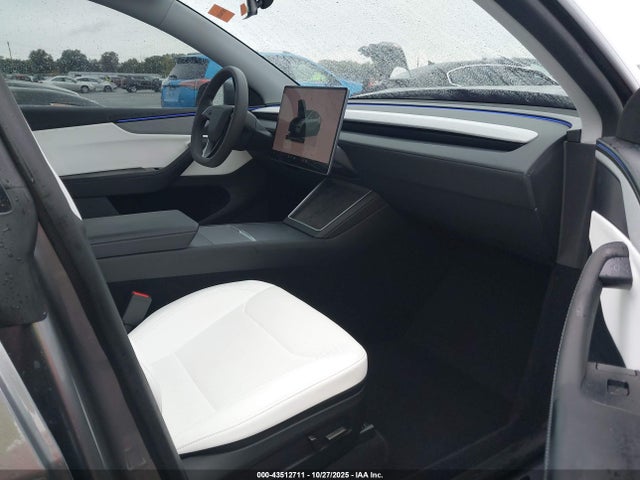 2026 TESLA MODEL Y 7SAYGDEE4TF332686 Photo 4