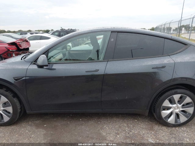 2024 Tesla Model Y Long Range Dual Motor All-wheel Drive მანქანა იყიდება აუქციონზე, vin: 7SAYGDEE9RA275956, აუქციონის ნომერი: 43512817