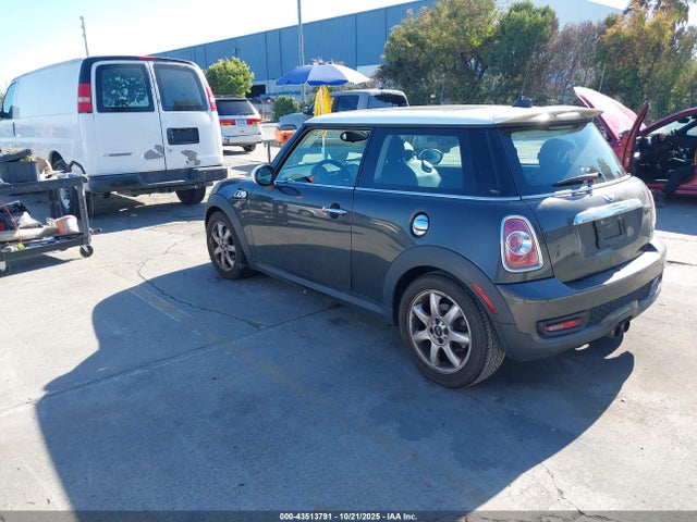 2011 MINI COOPER S WMWSV3C53BTY21899 Photo 2