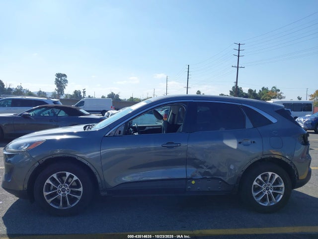 1FMCU0G69NUA48605 Ford ESCAPE SE