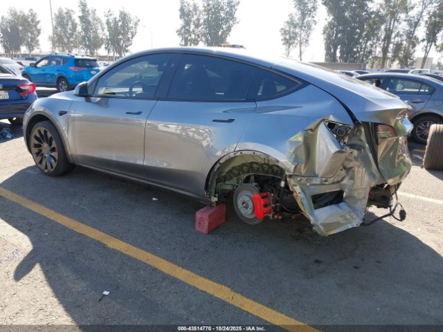 2025 TESLA MODEL Y 7SAYGDEF5SF272814 Photo 2