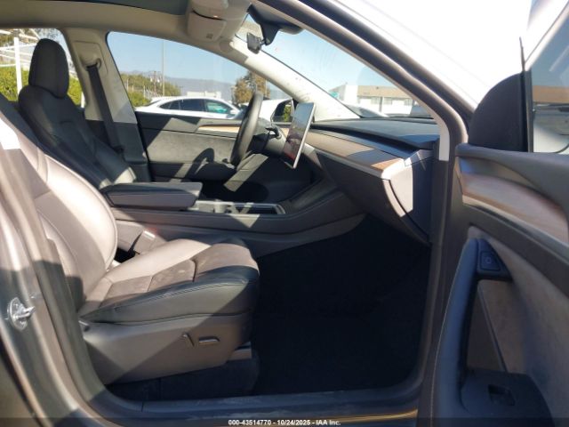 2025 TESLA MODEL Y 7SAYGDEF5SF272814 Photo 4