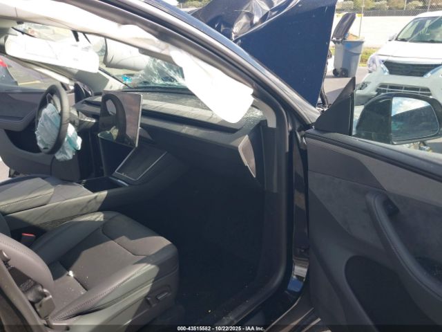 2026 TESLA MODEL Y 7SAYGDEDXTA471015 Photo 4