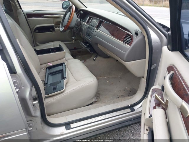 2009 LINCOLN TOWN CAR 2LNHM82V59X622733 Photo 4