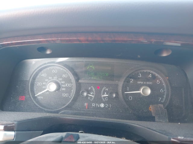 2009 LINCOLN TOWN CAR 2LNHM82V59X622733 Photo 6