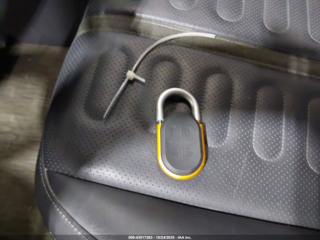 2022 RIVIAN R1T 7FCTGAAL2NN000724 Photo 10