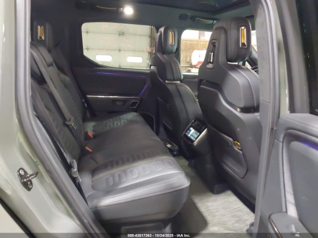 2022 RIVIAN R1T 7FCTGAAL2NN000724 Photo 7