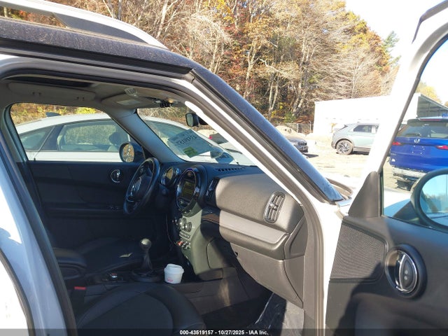 2018 MINI COUNTRYMAN WMZYV5C30J3B75844 Photo 4