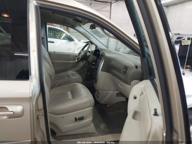 2005 CHRYSLER TOWN & COUNTRY 2C4GP54L45R328496 Photo 4