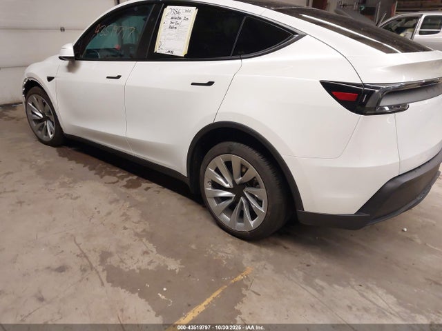 2026 TESLA MODEL Y 7SAYGDEE9TA388250 Photo 2