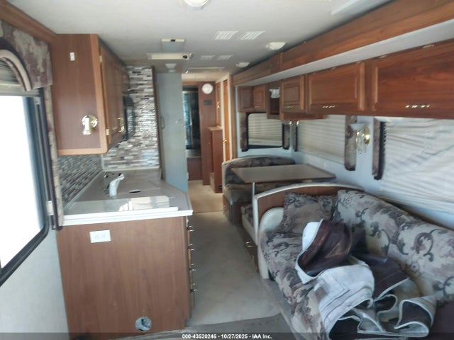 2001 Freightliner Chassis X Line Motor Home მანქანა იყიდება აუქციონზე, vin: 4UZAAHAK81CJ18423, აუქციონის ნომერი: 43520246