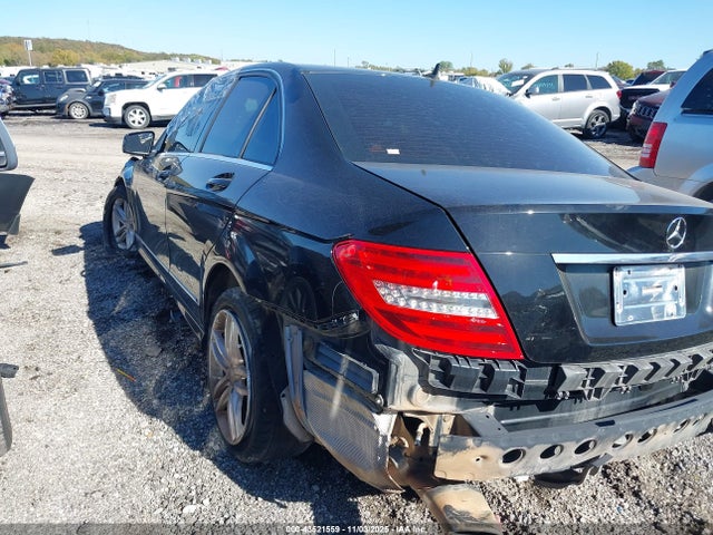 2013 MERCEDES-BENZ C 250 WDDGF4HB2DR266458 Photo 2