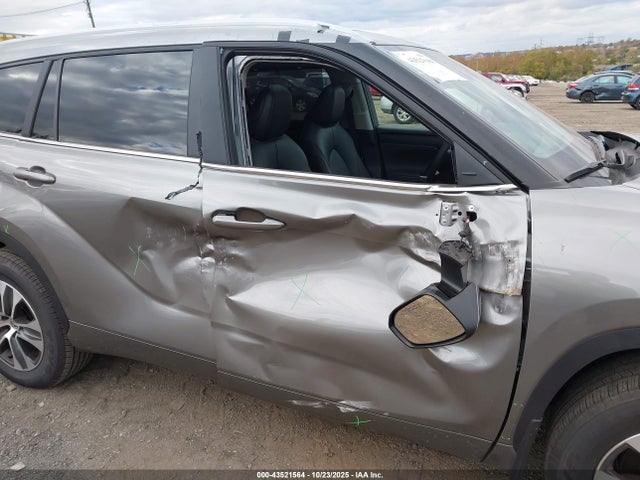 5TDKDRBH6SS589382 Toyota Highlander Xle