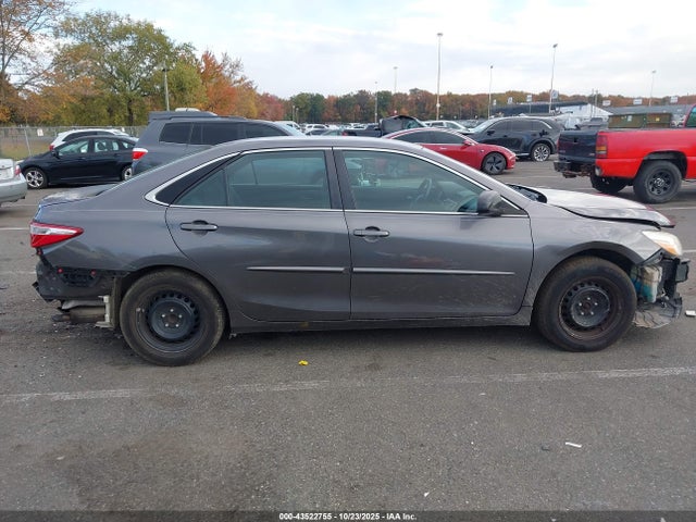 43522755 :رقم المزاد ، 4T4BF1FK9GR557757 vin ، 2016 Toyota Camry Le مزاد بيع