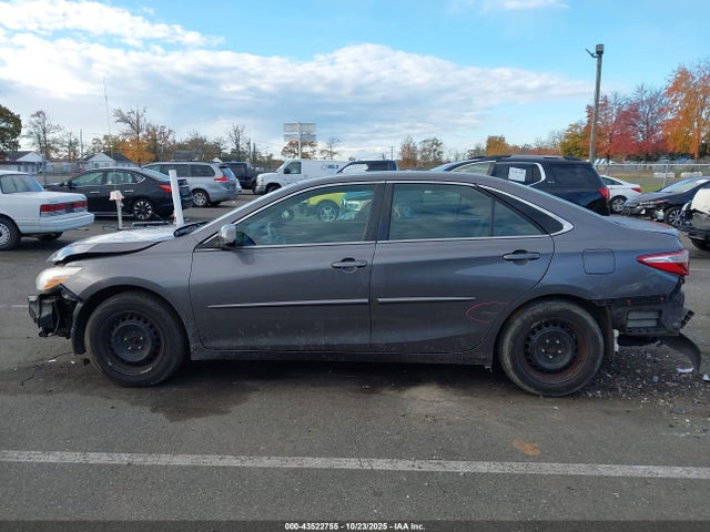 43522755 :رقم المزاد ، 4T4BF1FK9GR557757 vin ، 2016 Toyota Camry Le مزاد بيع