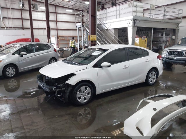 KIA FORTE LX 2017 3KPFL4A75HE060122 Image 2