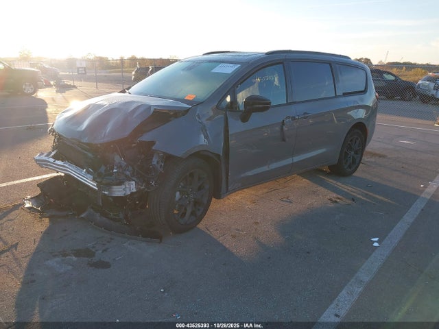 Chrysler Pacifica Limited Awd 2025 2C4RC3GG2SR565751 Image 2