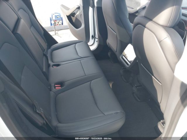 2026 TESLA MODEL Y 7SAYGDEEXTA471024 Photo 7