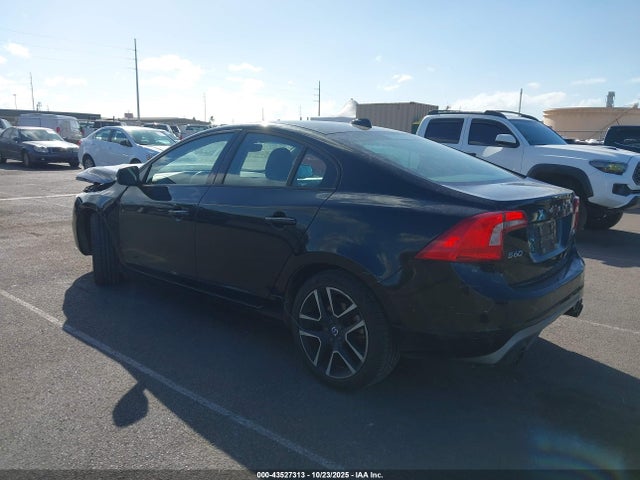 2017 VOLVO S60 YV126MFL7H2421871 Photo 2
