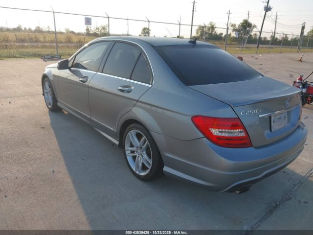 2013 MERCEDES-BENZ C 250 WDDGF4HB6DA846519 Photo 2