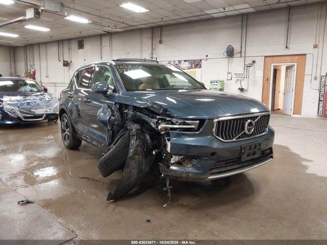 2022 VOLVO XC40 YV4162UL2N2642246