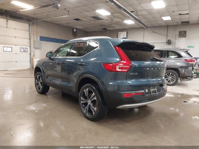 2022 VOLVO XC40 YV4162UL2N2642246 Photo 2