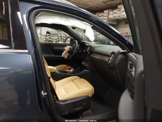 2022 VOLVO XC40 YV4162UL2N2642246 Photo 4
