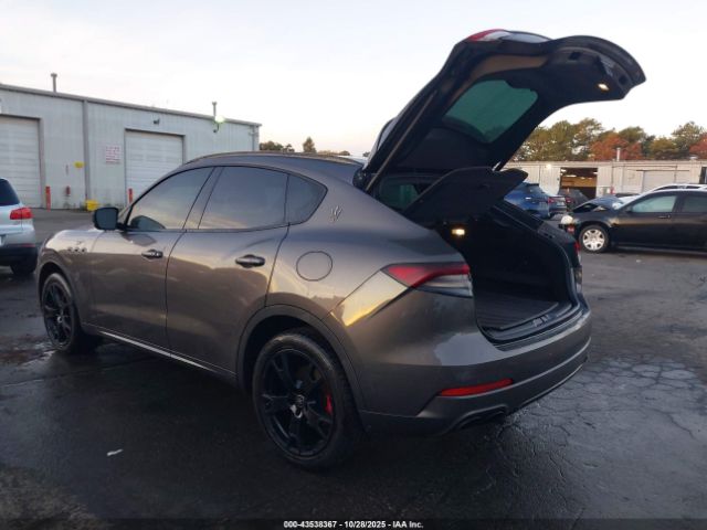2022 MASERATI LEVANTE ZN661XUA7NX402310 Photo 2