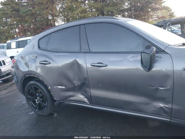2022 MASERATI LEVANTE ZN661XUA7NX402310 Photo 5