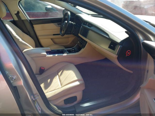 2017 JAGUAR XF SAJBD4BN2HCY32366 Photo 4