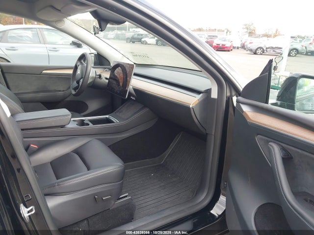 2025 TESLA MODEL Y 7SAYGDEE0SF287051 Photo 4