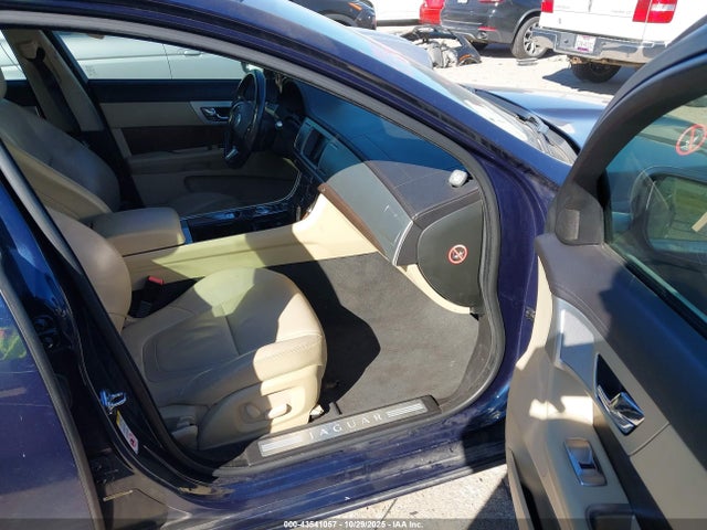 2012 JAGUAR XF SAJWA0FBXCLS53749 Photo 4
