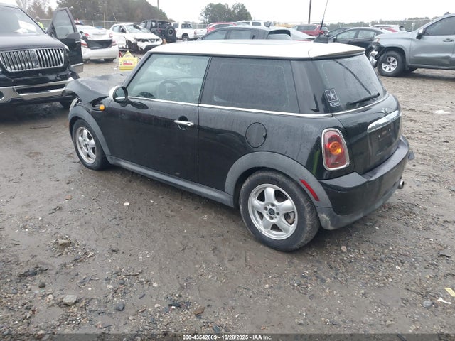 2009 MINI COOPER WMWMF33569TW73893 Photo 2