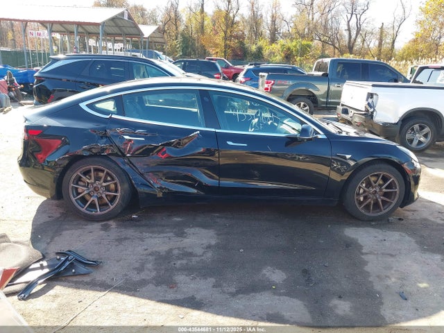 43544681 :رقم المزاد ، 5YJ3E1EB8JF070525 vin ، 2018 Tesla Model 3 Long Range/performance مزاد بيع
