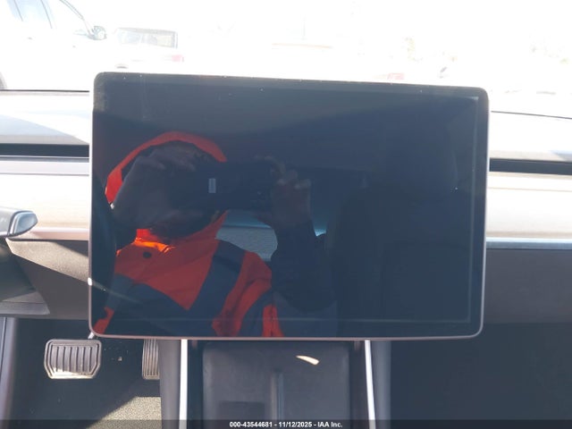 43544681 :رقم المزاد ، 5YJ3E1EB8JF070525 vin ، 2018 Tesla Model 3 Long Range/performance مزاد بيع