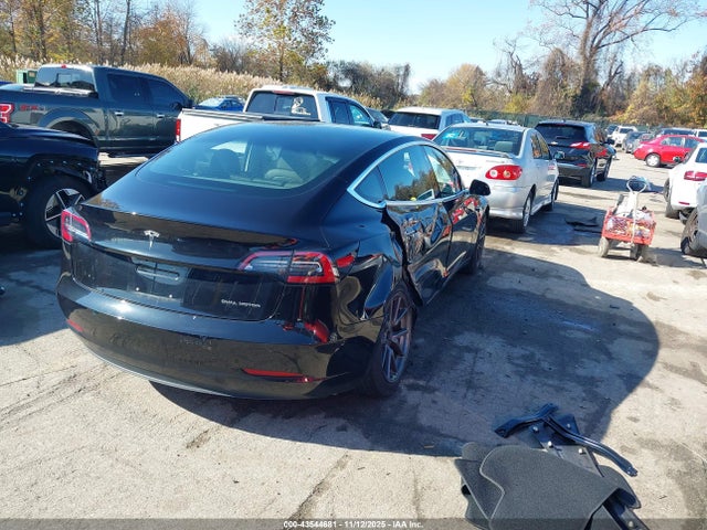 43544681 :رقم المزاد ، 5YJ3E1EB8JF070525 vin ، 2018 Tesla Model 3 Long Range/performance مزاد بيع