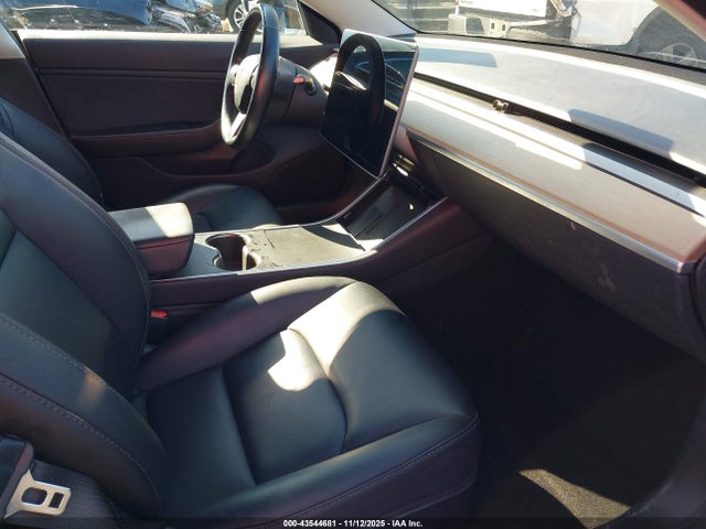 43544681 :رقم المزاد ، 5YJ3E1EB8JF070525 vin ، 2018 Tesla Model 3 Long Range/performance مزاد بيع