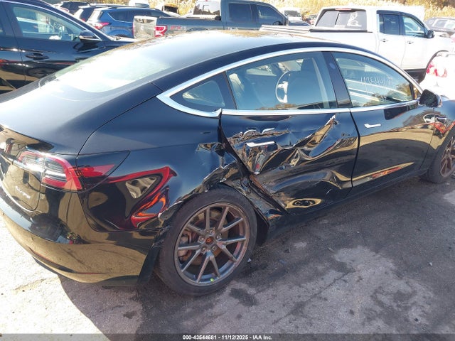 43544681 :رقم المزاد ، 5YJ3E1EB8JF070525 vin ، 2018 Tesla Model 3 Long Range/performance مزاد بيع