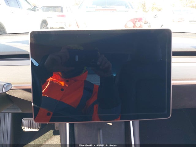 43544681 :رقم المزاد ، 5YJ3E1EB8JF070525 vin ، 2018 Tesla Model 3 Long Range/performance مزاد بيع