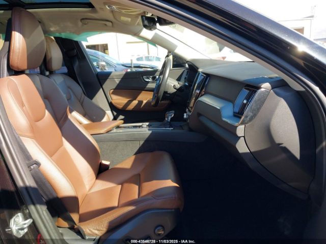 2018 VOLVO XC60 YV4102RK2J1092337 Photo 4