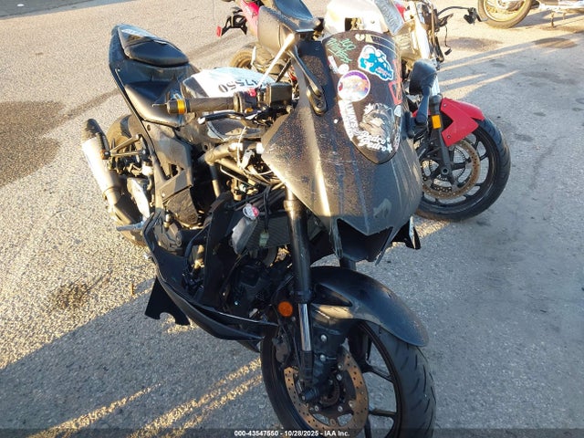 2021 YAMAHA YZFR3 MH3RH18Y2MK005888