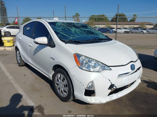 Toyota Prius C One 2014 JTDKDTB39E1083516 main image