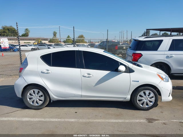 Toyota Prius C One 2014 JTDKDTB39E1083516 Image 13