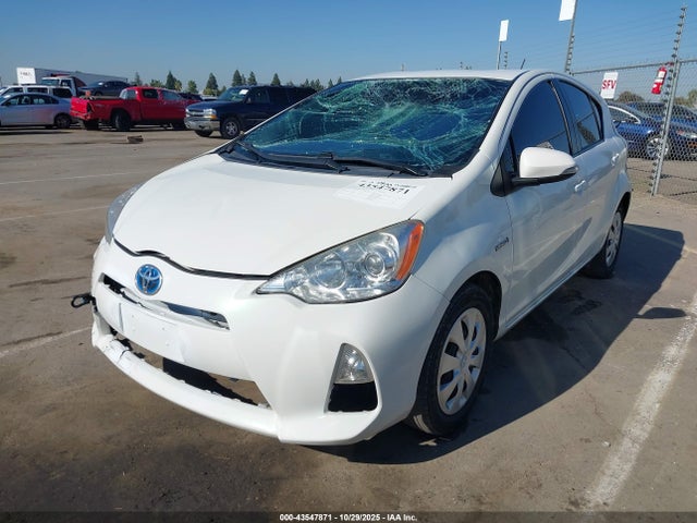 Toyota Prius C One 2014 JTDKDTB39E1083516 Image 2