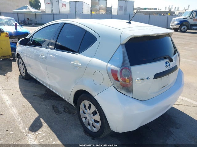 Toyota Prius C One 2014 JTDKDTB39E1083516 Image 3
