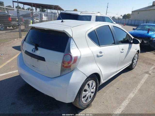 Toyota Prius C One 2014 JTDKDTB39E1083516 Image 4