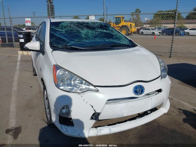 Toyota Prius C One 2014 JTDKDTB39E1083516 Image 6