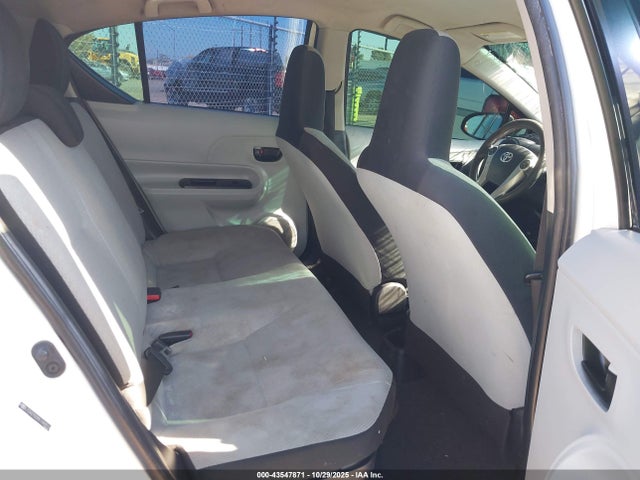 Toyota Prius C One 2014 JTDKDTB39E1083516 Image 8