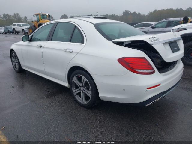 2017 MERCEDES-BENZ E 300 WDDZF4KB9HA095455 Photo 2